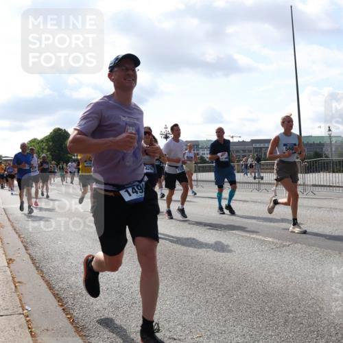 29.06.2025 - hella hamburg halbmarathon Lena Gebhardt http://msf.ph/oto/8238110 29.06.2025 09:56:18 Lombardsbrücke 1061, 1216, 1257, 1267, 1452, 1499, 1502, 1507, 1592, 1628, 1689, 1877, 2082, 2083, 2250, 2260, 2504, 2771, 2818, 2864, 2953, 2996, 3060, 3256, 3296, 3543, 4033, 4065, 4077, 4127, 4346, 4557, 4711, 4833, 5116, 5482, 5600, 5607, 5978, 6115, 6134, 6168, 6511, 6512, 7056, 7100, 7178, 7224, 7332, 7383, 7583, 7943, 8335, 8514, 8968, 8989, 8996, 9246, 9537, 10596 meine-sportfotos.de