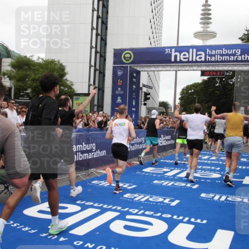 29.06.2025 - hella hamburg halbmarathon Michael Strokosch http://msf.ph/oto/8238132 29.06.2025 10:54:29 Ziel 1267, 1442, 3426, 4635, 4868, 6511, 6512, 7129, 8772, 11009, 11797, 11799, 12321, 12362, 13289, 15946, 16327, 16879, 17698, 18268, 19067 meine-sportfotos.de