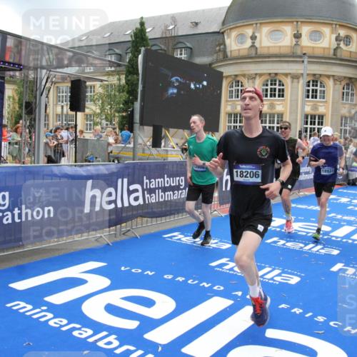 29.06.2025 - hella hamburg halbmarathon Michael Strokosch http://msf.ph/oto/8238151 29.06.2025 10:48:06 Ziel 1086, 4324, 4528, 4601, 4711, 6377, 9638, 12706, 12724, 12747, 12808, 13570, 16149, 16766, 18206, 18922, 19198 meine-sportfotos.de