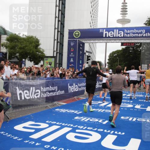 29.06.2025 - hella hamburg halbmarathon Michael Strokosch http://msf.ph/oto/8238185 29.06.2025 10:54:31 Ziel 1442, 3426, 3794, 4635, 4868, 6511, 6512, 7129, 8772, 11009, 11797, 11799, 12321, 12362, 15146, 16327, 19067 meine-sportfotos.de