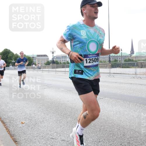 29.06.2025 - hella hamburg halbmarathon Lena Gebhardt http://msf.ph/oto/8238206 29.06.2025 10:09:36 Lombardsbrücke 1052, 1188, 1456, 1483, 1513, 1823, 1838, 2978, 4592, 4859, 5806, 5885, 6674, 7058, 7187, 8090, 8685, 9150, 9297, 9306, 9718, 9781, 9988, 10194, 10819, 11067, 12156, 12255, 12509, 12862, 13210, 13660, 13739, 14736, 15697, 16191, 16455, 16688, 16918, 17347, 17630, 17899, 18076, 18440, 18726, 18727, 19166, 19242 meine-sportfotos.de
