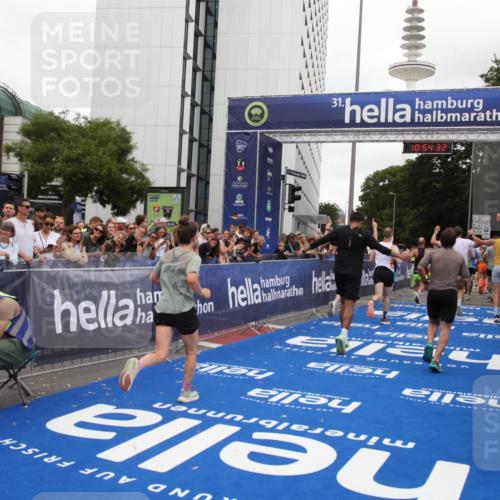 29.06.2025 - hella hamburg halbmarathon Michael Strokosch http://msf.ph/oto/8238256 29.06.2025 10:54:31 Ziel 1442, 3426, 3794, 4635, 4868, 6511, 6512, 7129, 8772, 11009, 11797, 11799, 12321, 12362, 15146, 16327, 19067 meine-sportfotos.de