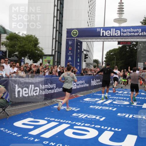 29.06.2025 - hella hamburg halbmarathon Michael Strokosch http://msf.ph/oto/8238270 29.06.2025 10:54:32 Ziel 1442, 3426, 3794, 4635, 4868, 6511, 7129, 8772, 8798, 11009, 11797, 11799, 12321, 12362, 12607, 15146, 16327, 19067 meine-sportfotos.de