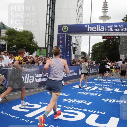 29.06.2025 - hella hamburg halbmarathon Michael Strokosch http://msf.ph/oto/8238352 29.06.2025 10:54:33 Ziel 2474, 3426, 3794, 4635, 4868, 7129, 8798, 11009, 11797, 11799, 12321, 12362, 12607, 15146, 16327, 19067 meine-sportfotos.de