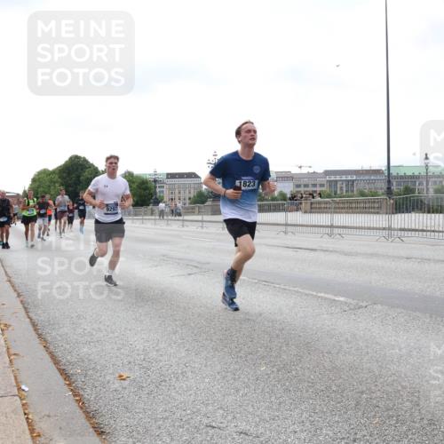 29.06.2025 - hella hamburg halbmarathon Lena Gebhardt http://msf.ph/oto/8238370 29.06.2025 10:09:37 Lombardsbrücke 1052, 1188, 1456, 1483, 1513, 1823, 1838, 2978, 4592, 4859, 5806, 5885, 6674, 7058, 7187, 8090, 8685, 9150, 9297, 9306, 9718, 9781, 9988, 10194, 10819, 11067, 12156, 12255, 12509, 12862, 13210, 13660, 13739, 14736, 15697, 16191, 16455, 16688, 16918, 17630, 17899, 18076, 18440, 18726, 18727, 19166, 19242 meine-sportfotos.de