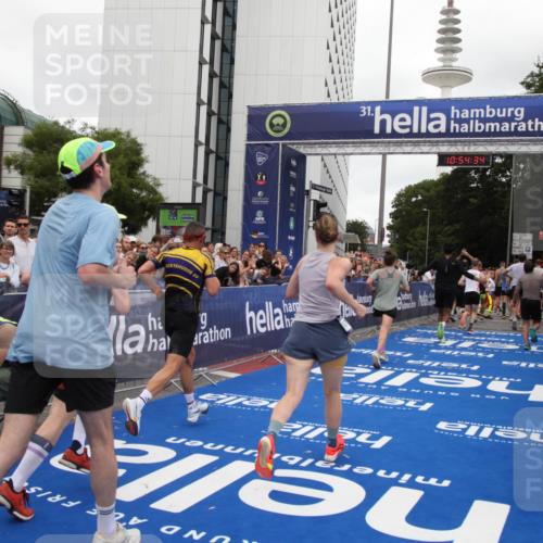 29.06.2025 - hella hamburg halbmarathon Michael Strokosch http://msf.ph/oto/8238386 29.06.2025 10:54:33 Ziel 2474, 3426, 3794, 4635, 4868, 7129, 8798, 11009, 11797, 11799, 12321, 12362, 12607, 15146, 16327, 19067 meine-sportfotos.de