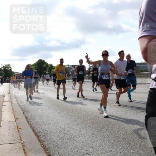29.06.2025 - hella hamburg halbmarathon Lena Gebhardt http://msf.ph/oto/8238401 29.06.2025 09:56:19 Lombardsbrücke 1061, 1216, 1257, 1267, 1452, 1499, 1502, 1507, 1592, 1628, 1689, 1877, 2058, 2082, 2083, 2250, 2260, 2504, 2771, 2818, 2864, 2953, 2996, 3060, 3256, 3296, 3543, 4065, 4077, 4346, 4557, 4711, 4833, 5116, 5482, 5600, 5607, 5978, 6115, 6134, 6168, 6286, 6511, 6512, 7056, 7100, 7178, 7224, 7332, 7383, 7583, 7943, 8335, 8361, 8514, 8968, 8989, 8996, 9246, 9537, 10596 meine-sportfotos.de