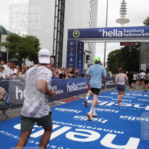 29.06.2025 - hella hamburg halbmarathon Michael Strokosch http://msf.ph/oto/8238437 29.06.2025 10:54:34 Ziel 2474, 3426, 3794, 4868, 5259, 7129, 8798, 11009, 11797, 11799, 12321, 12607, 15146, 16327, 19067 meine-sportfotos.de