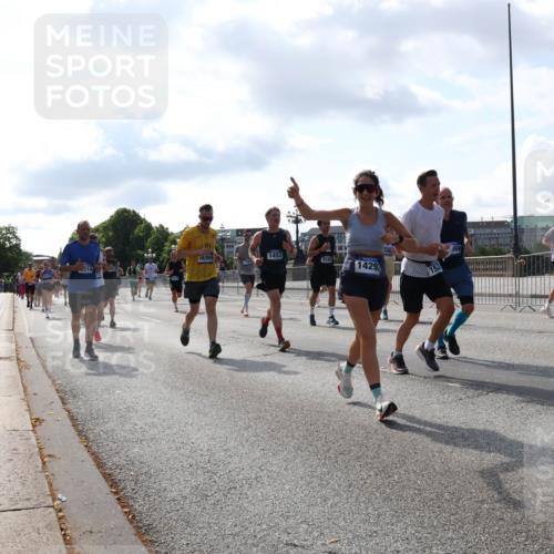 29.06.2025 - hella hamburg halbmarathon Lena Gebhardt http://msf.ph/oto/8238470 29.06.2025 09:56:19 Lombardsbrücke 1061, 1216, 1257, 1267, 1452, 1499, 1502, 1507, 1592, 1628, 1689, 1877, 2058, 2082, 2083, 2250, 2260, 2504, 2771, 2818, 2864, 2953, 2996, 3060, 3256, 3296, 3543, 4065, 4077, 4346, 4557, 4711, 4833, 5116, 5482, 5600, 5607, 5978, 6115, 6134, 6168, 6286, 6511, 6512, 7056, 7100, 7178, 7224, 7332, 7383, 7583, 7943, 8335, 8361, 8514, 8968, 8989, 8996, 9246, 9537, 10596 meine-sportfotos.de