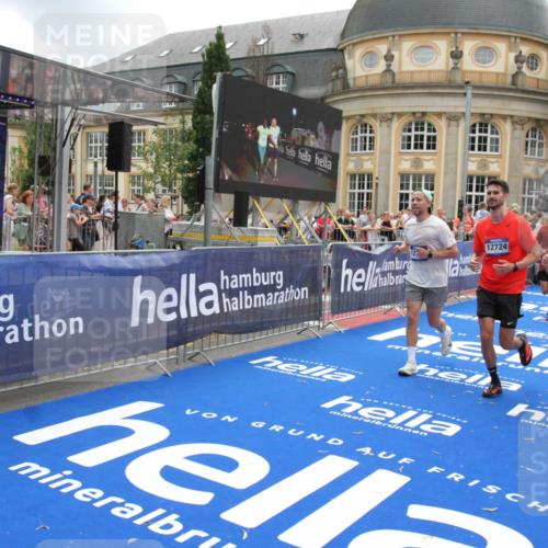 29.06.2025 - hella hamburg halbmarathon Michael Strokosch http://msf.ph/oto/8238509 29.06.2025 10:48:08 Ziel 1086, 4324, 4601, 4711, 6377, 9544, 9626, 9638, 12706, 12724, 12747, 12808, 13570, 16094, 16149, 16269, 18206, 18922 meine-sportfotos.de