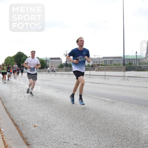 29.06.2025 - hella hamburg halbmarathon Lena Gebhardt http://msf.ph/oto/8238518 29.06.2025 10:09:38 Lombardsbrücke 1052, 1456, 1483, 1513, 1823, 2978, 4592, 4859, 5806, 5885, 6674, 7058, 7187, 8090, 8685, 9150, 9297, 9306, 9781, 9988, 10194, 12156, 12255, 12509, 12862, 13210, 13660, 13739, 14736, 15697, 16191, 16455, 16688, 16918, 17630, 17899, 18076, 18440, 18726, 18727, 19166, 19242 meine-sportfotos.de