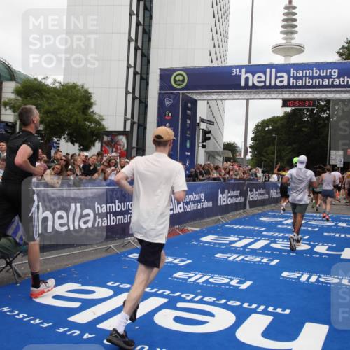 29.06.2025 - hella hamburg halbmarathon Michael Strokosch http://msf.ph/oto/8238534 29.06.2025 10:54:36 Ziel 2474, 3794, 4868, 5259, 7129, 8798, 10040, 10368, 10376, 11797, 11799, 12607, 15146 meine-sportfotos.de