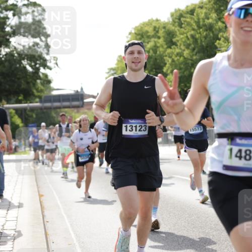 29.06.2025 - hella hamburg halbmarathon Jannik Wohlers http://msf.ph/oto/8238560 29.06.2025 09:53:55 Lombardsbrücke 1119, 1171, 1342, 1399, 1424, 1476, 1892, 2020, 2098, 2188, 2842, 2889, 3477, 3785, 4029, 4183, 4185, 4270, 5020, 6630, 6831, 7297, 7709, 8576, 8698, 8743, 9463, 9815, 10237, 10529, 11773, 11848, 12159, 12203, 12413, 12549, 12679, 12706, 12724, 12747, 12776, 13123, 13348, 13707, 13746, 14541, 14804, 15001, 15333, 15422, 15573, 15825, 15981, 16314, 16316, 16627, 16893, 17229, 17332, 17451, 17710, 17905, 18380, 18499, 18509, 18815, 19038, 19051, 19137 meine-sportfotos.de