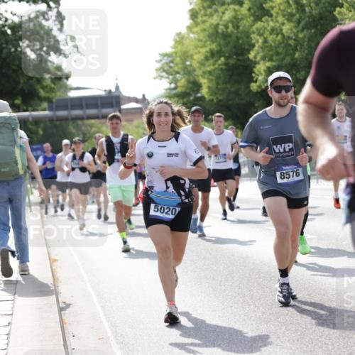 29.06.2025 - hella hamburg halbmarathon Jannik Wohlers http://msf.ph/oto/8238587 29.06.2025 09:53:57 Lombardsbrücke 1171, 1342, 1399, 1892, 2020, 2098, 2188, 2842, 2889, 3477, 3562, 3785, 4017, 4029, 4183, 4185, 4270, 5020, 6266, 6630, 6831, 7297, 7709, 8576, 8698, 8743, 9463, 9815, 10057, 10237, 10529, 11773, 12159, 12203, 12413, 12549, 12747, 12776, 13123, 13348, 13398, 13707, 13746, 14804, 15001, 15333, 15422, 15573, 15825, 15981, 16314, 16316, 16626, 16627, 16893, 17229, 17332, 17710, 17905, 18380, 18499, 18509, 18815, 19038, 19051, 19137 meine-sportfotos.de