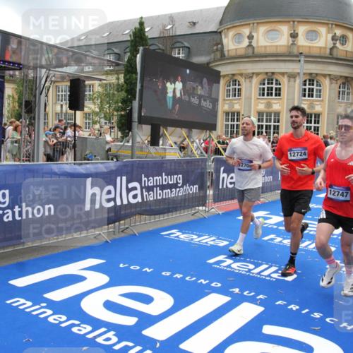 29.06.2025 - hella hamburg halbmarathon Michael Strokosch http://msf.ph/oto/8238589 29.06.2025 10:48:08 Ziel 1086, 4324, 4601, 4711, 6377, 9544, 9626, 9638, 12706, 12724, 12747, 12808, 13570, 16094, 16149, 16269, 18206, 18922 meine-sportfotos.de