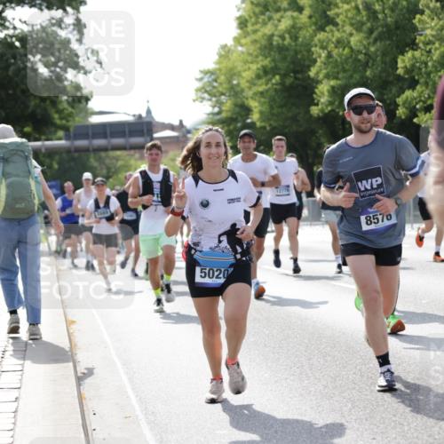 29.06.2025 - hella hamburg halbmarathon Jannik Wohlers http://msf.ph/oto/8238636 29.06.2025 09:53:57 Lombardsbrücke 1171, 1342, 1399, 1892, 2020, 2098, 2188, 2842, 2889, 3477, 3562, 3785, 4017, 4029, 4183, 4185, 4270, 5020, 6266, 6630, 6831, 7297, 7709, 8576, 8698, 8743, 9463, 9815, 10057, 10237, 10529, 11773, 12159, 12203, 12413, 12549, 12747, 12776, 13123, 13348, 13398, 13707, 13746, 14804, 15001, 15333, 15422, 15573, 15825, 15981, 16314, 16316, 16626, 16627, 16893, 17229, 17332, 17710, 17905, 18380, 18499, 18509, 18815, 19038, 19051, 19137 meine-sportfotos.de