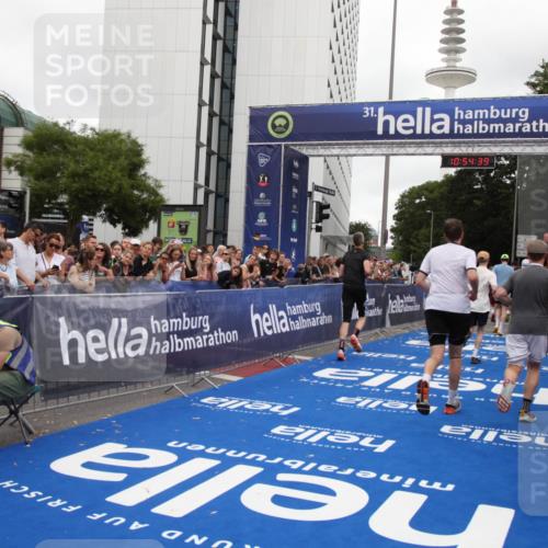 29.06.2025 - hella hamburg halbmarathon Michael Strokosch http://msf.ph/oto/8238657 29.06.2025 10:54:38 Ziel 2474, 3794, 5259, 8798, 9012, 10040, 10368, 10376, 11797, 11799, 12607, 15146 meine-sportfotos.de