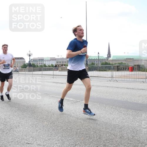 29.06.2025 - hella hamburg halbmarathon Lena Gebhardt http://msf.ph/oto/8238667 29.06.2025 10:09:38 Lombardsbrücke 1052, 1456, 1483, 1513, 1823, 2978, 4592, 4859, 5806, 5885, 6674, 7058, 7187, 8090, 8685, 9150, 9297, 9306, 9781, 9988, 10194, 12156, 12255, 12509, 12862, 13210, 13660, 13739, 14736, 15697, 16191, 16455, 16688, 16918, 17630, 17899, 18076, 18440, 18726, 18727, 19166, 19242 meine-sportfotos.de