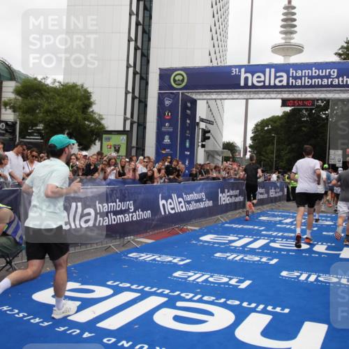 29.06.2025 - hella hamburg halbmarathon Michael Strokosch http://msf.ph/oto/8238679 29.06.2025 10:54:39 Ziel 2474, 3794, 5259, 8798, 9012, 10040, 10368, 10376, 12607, 15146 meine-sportfotos.de
