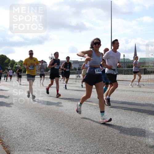 29.06.2025 - hella hamburg halbmarathon Lena Gebhardt http://msf.ph/oto/8238692 29.06.2025 09:56:19 Lombardsbrücke 1061, 1216, 1257, 1267, 1452, 1499, 1502, 1507, 1592, 1628, 1689, 1877, 2058, 2082, 2083, 2250, 2260, 2504, 2771, 2818, 2864, 2953, 2996, 3060, 3256, 3296, 3543, 4065, 4077, 4346, 4557, 4711, 4833, 5116, 5482, 5600, 5607, 5978, 6115, 6134, 6168, 6286, 6511, 6512, 7056, 7100, 7178, 7224, 7332, 7383, 7583, 7943, 8335, 8361, 8514, 8968, 8989, 8996, 9246, 9537, 10596 meine-sportfotos.de