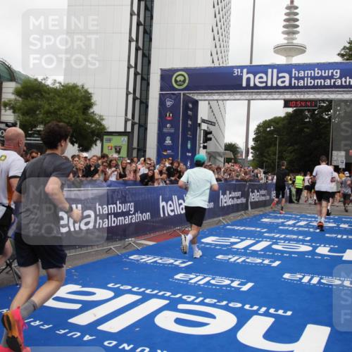29.06.2025 - hella hamburg halbmarathon Michael Strokosch http://msf.ph/oto/8238756 29.06.2025 10:54:40 Ziel 1125, 2474, 5259, 8798, 9012, 10040, 10368, 10376, 12489, 12607, 17765 meine-sportfotos.de