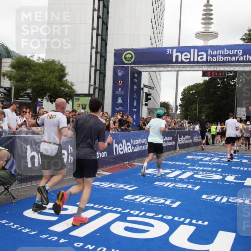 29.06.2025 - hella hamburg halbmarathon Michael Strokosch http://msf.ph/oto/8238767 29.06.2025 10:54:40 Ziel 1125, 2474, 5259, 8798, 9012, 10040, 10368, 10376, 12489, 12607, 17765 meine-sportfotos.de