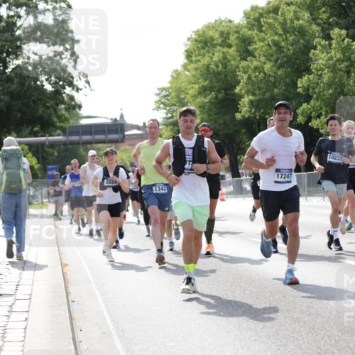 29.06.2025 - hella hamburg halbmarathon Jannik Wohlers http://msf.ph/oto/8238770 29.06.2025 09:53:59 Lombardsbrücke 1171, 1342, 1399, 1549, 2020, 2098, 2188, 2561, 2842, 2889, 3477, 3562, 4017, 4029, 4270, 4816, 5020, 6266, 6630, 6819, 7297, 7709, 8142, 8576, 8698, 8743, 9815, 10057, 10237, 12413, 12549, 12747, 12776, 13123, 13348, 13398, 13707, 13746, 14797, 14804, 15001, 15333, 15422, 15573, 15825, 15981, 16316, 16626, 16627, 17229, 17332, 17461, 17710, 17905, 18380, 18509, 18815, 19038, 19051, 19137 meine-sportfotos.de
