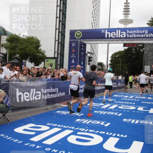 29.06.2025 - hella hamburg halbmarathon Michael Strokosch http://msf.ph/oto/8238786 29.06.2025 10:54:41 Ziel 1125, 2474, 3310, 5259, 7478, 8798, 9012, 10040, 10368, 10376, 12489, 12607, 15389, 15584, 17765, 19000 meine-sportfotos.de