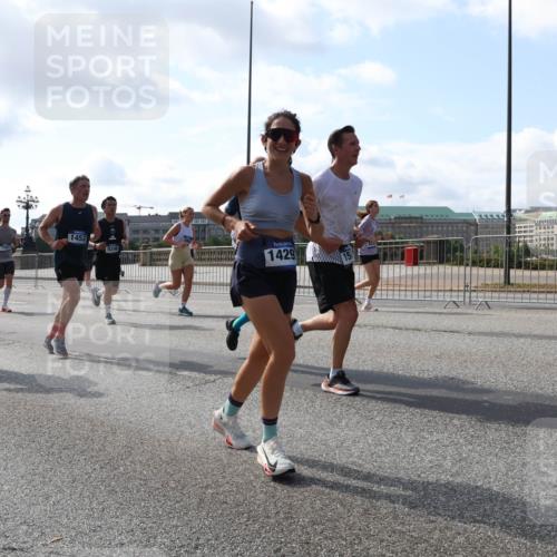29.06.2025 - hella hamburg halbmarathon Lena Gebhardt http://msf.ph/oto/8238800 29.06.2025 09:56:20 Lombardsbrücke 1061, 1216, 1257, 1452, 1499, 1502, 1507, 1592, 1628, 1689, 1877, 2058, 2082, 2083, 2250, 2260, 2504, 2771, 2818, 2864, 2953, 2996, 3060, 3256, 3296, 3543, 4065, 4077, 4346, 4404, 4557, 4711, 4833, 5116, 5482, 5600, 5607, 5978, 6115, 6134, 6168, 6286, 6511, 6512, 7056, 7100, 7178, 7224, 7332, 7383, 7475, 7583, 7943, 8335, 8361, 8514, 8968, 8989, 8996, 9246, 9537, 10596 meine-sportfotos.de