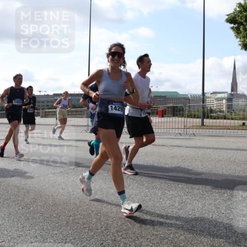 29.06.2025 - hella hamburg halbmarathon Lena Gebhardt http://msf.ph/oto/8238819 29.06.2025 09:56:20 Lombardsbrücke 1061, 1216, 1257, 1452, 1499, 1502, 1507, 1592, 1628, 1689, 1877, 2058, 2082, 2083, 2250, 2260, 2504, 2771, 2818, 2864, 2953, 2996, 3060, 3256, 3296, 3543, 4065, 4077, 4346, 4404, 4557, 4711, 4833, 5116, 5482, 5600, 5607, 5978, 6115, 6134, 6168, 6286, 6511, 6512, 7056, 7100, 7178, 7224, 7332, 7383, 7475, 7583, 7943, 8335, 8361, 8514, 8968, 8989, 8996, 9246, 9537, 10596 meine-sportfotos.de
