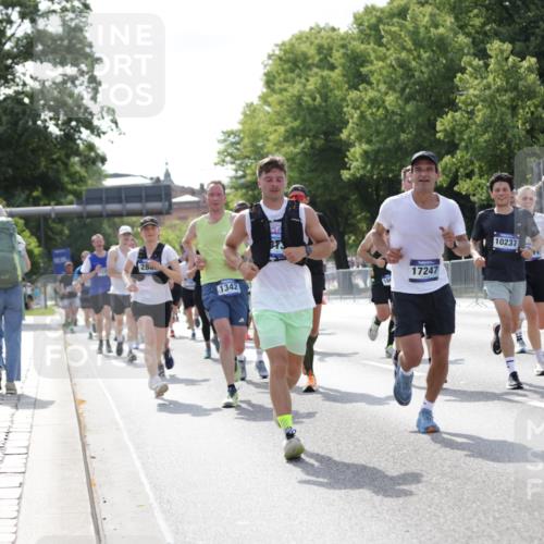 29.06.2025 - hella hamburg halbmarathon Jannik Wohlers http://msf.ph/oto/8238828 29.06.2025 09:53:59 Lombardsbrücke 1171, 1342, 1399, 1549, 2020, 2098, 2188, 2561, 2842, 2889, 3477, 3562, 4017, 4029, 4270, 4816, 5020, 6266, 6630, 6819, 7297, 7709, 8142, 8576, 8698, 8743, 9815, 10057, 10237, 12413, 12549, 12747, 12776, 13123, 13348, 13398, 13707, 13746, 14797, 14804, 15001, 15333, 15422, 15573, 15825, 15981, 16316, 16626, 16627, 17229, 17332, 17461, 17710, 17905, 18380, 18509, 18815, 19038, 19051, 19137 meine-sportfotos.de