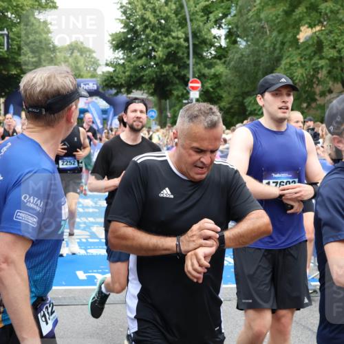 29.06.2025 - hella hamburg halbmarathon Zöllner http://msf.ph/oto/8238830 29.06.2025 10:55:34 Ziel 2252, 2771, 4951, 5319, 6591, 8573, 11554, 11568, 12196, 12544, 12584, 13234, 13267, 14036, 14592, 16110, 16213, 16334, 16609, 17615 meine-sportfotos.de