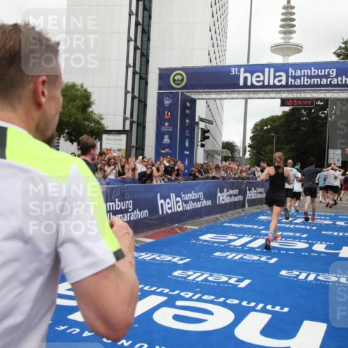 29.06.2025 - hella hamburg halbmarathon Michael Strokosch http://msf.ph/oto/8238903 29.06.2025 10:54:43 Ziel 1125, 1496, 3310, 5259, 7478, 8449, 9012, 10040, 10368, 10376, 12489, 14239, 15389, 15408, 15584, 17231, 17765, 19000 meine-sportfotos.de