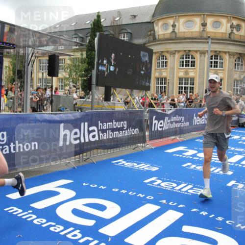 29.06.2025 - hella hamburg halbmarathon Michael Strokosch http://msf.ph/oto/8238939 29.06.2025 10:48:11 Ziel 1086, 1914, 4324, 4711, 9544, 9626, 9638, 12685, 12706, 12724, 12747, 13570, 14192, 14814, 15590, 15973, 15981, 16094, 16149, 16269 meine-sportfotos.de