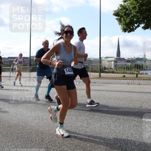 29.06.2025 - hella hamburg halbmarathon Lena Gebhardt http://msf.ph/oto/8238946 29.06.2025 09:56:20 Lombardsbrücke 1061, 1216, 1257, 1452, 1499, 1502, 1507, 1592, 1628, 1689, 1877, 2058, 2082, 2083, 2250, 2260, 2504, 2771, 2818, 2864, 2953, 2996, 3060, 3256, 3296, 3543, 4065, 4077, 4346, 4404, 4557, 4711, 4833, 5116, 5482, 5600, 5607, 5978, 6115, 6134, 6168, 6286, 6511, 6512, 7056, 7100, 7178, 7224, 7332, 7383, 7475, 7583, 7943, 8335, 8361, 8514, 8968, 8989, 8996, 9246, 9537, 10596 meine-sportfotos.de