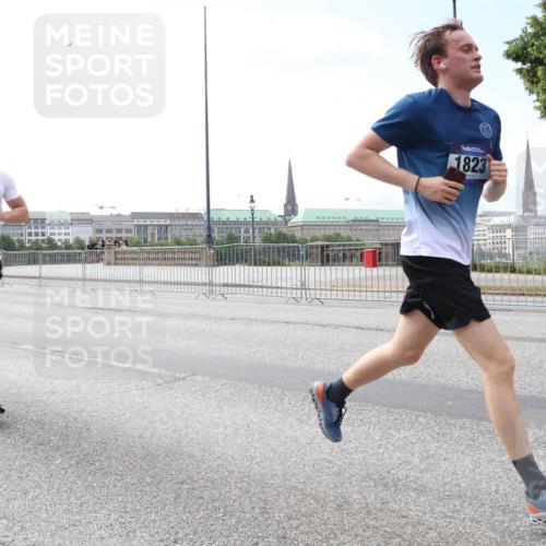 29.06.2025 - hella hamburg halbmarathon Lena Gebhardt http://msf.ph/oto/8238974 29.06.2025 10:09:38 Lombardsbrücke 1052, 1456, 1483, 1513, 1823, 2978, 4592, 4859, 5806, 5885, 6674, 7058, 7187, 8090, 8685, 9150, 9297, 9306, 9781, 9988, 10194, 12156, 12255, 12509, 12862, 13210, 13660, 13739, 14736, 15697, 16191, 16455, 16688, 16918, 17630, 17899, 18076, 18440, 18726, 18727, 19166, 19242 meine-sportfotos.de