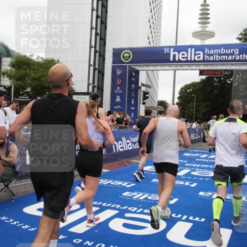 29.06.2025 - hella hamburg halbmarathon Michael Strokosch http://msf.ph/oto/8239002 29.06.2025 10:54:44 Ziel 1125, 1496, 2561, 3310, 7478, 8449, 9012, 10040, 10368, 10376, 12489, 13147, 14239, 15389, 15408, 15584, 17231, 17765, 19000 meine-sportfotos.de