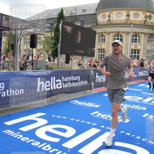 29.06.2025 - hella hamburg halbmarathon Michael Strokosch http://msf.ph/oto/8239004 29.06.2025 10:48:11 Ziel 1086, 1914, 4324, 4711, 9544, 9626, 9638, 12685, 12706, 12724, 12747, 13570, 14192, 14814, 15590, 15973, 15981, 16094, 16149, 16269 meine-sportfotos.de