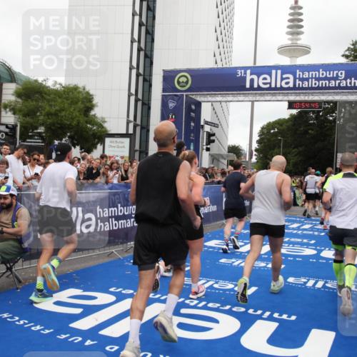 29.06.2025 - hella hamburg halbmarathon Michael Strokosch http://msf.ph/oto/8239012 29.06.2025 10:54:44 Ziel 1125, 1496, 2561, 3310, 7478, 8449, 9012, 10040, 10368, 10376, 12489, 13147, 14239, 15389, 15408, 15584, 17231, 17765, 19000 meine-sportfotos.de