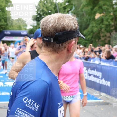 29.06.2025 - hella hamburg halbmarathon Zöllner http://msf.ph/oto/8239062 29.06.2025 10:55:36 Ziel 2982, 3037, 5319, 6591, 8573, 11554, 11568, 12196, 12544, 12584, 13267, 14036, 14592, 16110, 16334, 16609, 17615 meine-sportfotos.de