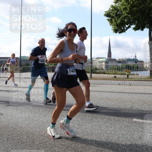 29.06.2025 - hella hamburg halbmarathon Lena Gebhardt http://msf.ph/oto/8239080 29.06.2025 09:56:20 Lombardsbrücke 1061, 1216, 1257, 1452, 1499, 1502, 1507, 1592, 1628, 1689, 1877, 2058, 2082, 2083, 2250, 2260, 2504, 2771, 2818, 2864, 2953, 2996, 3060, 3256, 3296, 3543, 4065, 4077, 4346, 4404, 4557, 4711, 4833, 5116, 5482, 5600, 5607, 5978, 6115, 6134, 6168, 6286, 6511, 6512, 7056, 7100, 7178, 7224, 7332, 7383, 7475, 7583, 7943, 8335, 8361, 8514, 8968, 8989, 8996, 9246, 9537, 10596 meine-sportfotos.de