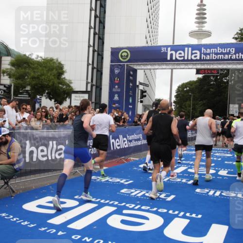 29.06.2025 - hella hamburg halbmarathon Michael Strokosch http://msf.ph/oto/8239101 29.06.2025 10:54:45 Ziel 1125, 1496, 2561, 3310, 6587, 7478, 8449, 9012, 9227, 10040, 10368, 10376, 12489, 13147, 14239, 15389, 15408, 15584, 17231, 17765, 19000 meine-sportfotos.de