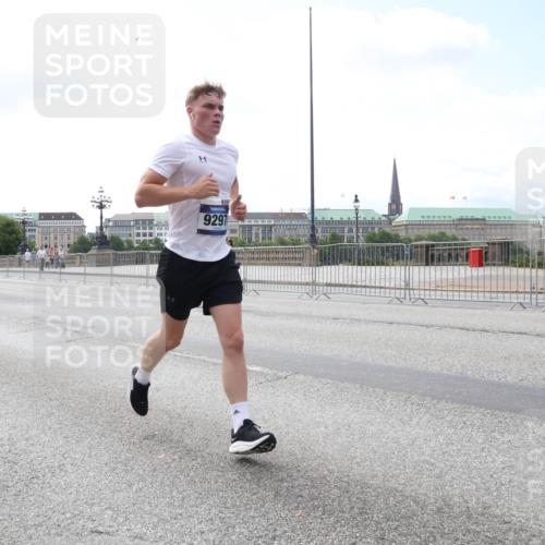 29.06.2025 - hella hamburg halbmarathon Lena Gebhardt http://msf.ph/oto/8239112 29.06.2025 10:09:39 Lombardsbrücke 1052, 1456, 1483, 1513, 1823, 2978, 4592, 4859, 5806, 5885, 6674, 7058, 7187, 8090, 8685, 9150, 9297, 9306, 9781, 9988, 10194, 12156, 12255, 12509, 12862, 13210, 13660, 13739, 15697, 16191, 16455, 16688, 16918, 17630, 17899, 18076, 18440, 18707, 18726, 18727, 19166, 19242 meine-sportfotos.de