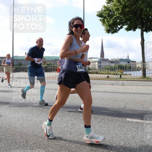 29.06.2025 - hella hamburg halbmarathon Lena Gebhardt http://msf.ph/oto/8239151 29.06.2025 09:56:20 Lombardsbrücke 1061, 1216, 1257, 1452, 1499, 1502, 1507, 1592, 1628, 1689, 1877, 2058, 2082, 2083, 2250, 2260, 2504, 2771, 2818, 2864, 2953, 2996, 3060, 3256, 3296, 3543, 4065, 4077, 4346, 4404, 4557, 4711, 4833, 5116, 5482, 5600, 5607, 5978, 6115, 6134, 6168, 6286, 6511, 6512, 7056, 7100, 7178, 7224, 7332, 7383, 7475, 7583, 7943, 8335, 8361, 8514, 8968, 8989, 8996, 9246, 9537, 10596 meine-sportfotos.de