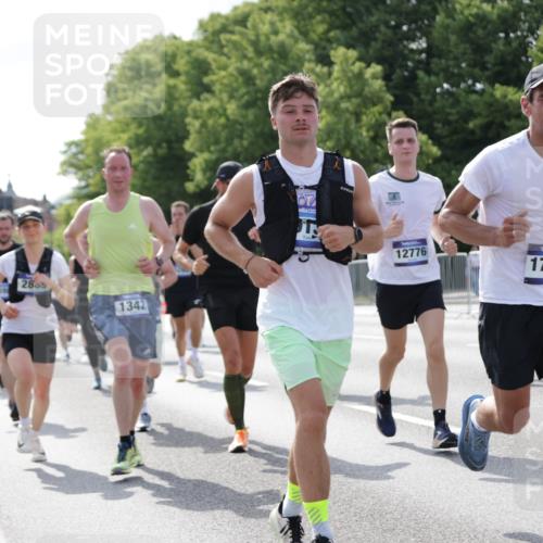 29.06.2025 - hella hamburg halbmarathon Jannik Wohlers http://msf.ph/oto/8239160 29.06.2025 09:54:00 Lombardsbrücke 1171, 1342, 1399, 1549, 2020, 2098, 2188, 2470, 2561, 2842, 2889, 3477, 3562, 4017, 4029, 4270, 4816, 5020, 5706, 6266, 6630, 6819, 7274, 7297, 7709, 8142, 8374, 8576, 8698, 8743, 9815, 10057, 10237, 11422, 12413, 12549, 12747, 12776, 13123, 13348, 13398, 13707, 13746, 14797, 14804, 14911, 15001, 15333, 15422, 15573, 15825, 15981, 16316, 16626, 16627, 17229, 17332, 17461, 17710, 17905, 18380, 18509, 18815, 19038, 19051, 19137 meine-sportfotos.de
