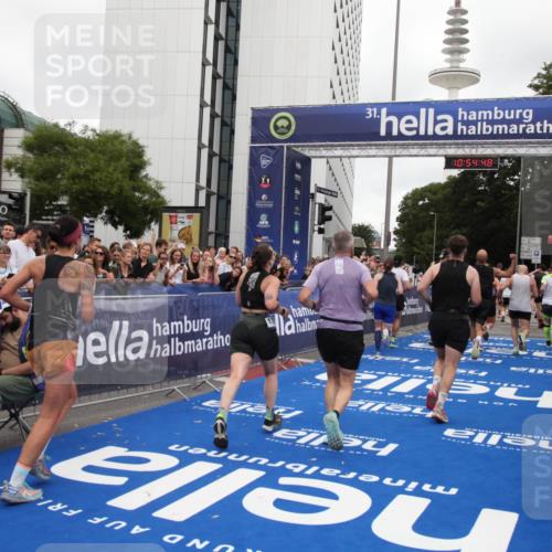 29.06.2025 - hella hamburg halbmarathon Michael Strokosch http://msf.ph/oto/8239200 29.06.2025 10:54:47 Ziel 1125, 1496, 2029, 2561, 3310, 6587, 7478, 8449, 9227, 10044, 12186, 12489, 13147, 14239, 15389, 15408, 15584, 17231, 17765, 19000 meine-sportfotos.de