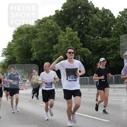29.06.2025 - hella hamburg halbmarathon Jannik Wohlers http://msf.ph/oto/8239223 29.06.2025 10:29:23 Lombardsbrücke 1063, 1694, 2302, 2699, 3524, 4395, 4580, 5350, 7832, 8388, 8941, 9095, 9937, 11269, 11376, 11444, 11634, 12216, 12227, 12305, 13031, 13810, 15266, 16306, 17529, 17945, 18385 meine-sportfotos.de