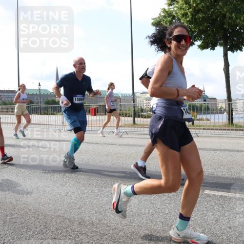 29.06.2025 - hella hamburg halbmarathon Lena Gebhardt http://msf.ph/oto/8239232 29.06.2025 09:56:20 Lombardsbrücke 1061, 1216, 1257, 1452, 1499, 1502, 1507, 1592, 1628, 1689, 1877, 2058, 2082, 2083, 2250, 2260, 2504, 2771, 2818, 2864, 2953, 2996, 3060, 3256, 3296, 3543, 4065, 4077, 4346, 4404, 4557, 4711, 4833, 5116, 5482, 5600, 5607, 5978, 6115, 6134, 6168, 6286, 6511, 6512, 7056, 7100, 7178, 7224, 7332, 7383, 7475, 7583, 7943, 8335, 8361, 8514, 8968, 8989, 8996, 9246, 9537, 10596 meine-sportfotos.de
