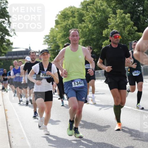 29.06.2025 - hella hamburg halbmarathon Jannik Wohlers http://msf.ph/oto/8239242 29.06.2025 09:54:01 Lombardsbrücke 1171, 1342, 1399, 1549, 2020, 2098, 2188, 2442, 2470, 2561, 2842, 2889, 3477, 3562, 4017, 4029, 4816, 5020, 5706, 6266, 6630, 6819, 7274, 7297, 7709, 8142, 8374, 8576, 8698, 9815, 10057, 10237, 11422, 12413, 12549, 12747, 12776, 13123, 13348, 13398, 13630, 13707, 13746, 14797, 14804, 14911, 15001, 15422, 15573, 15825, 15981, 16316, 16626, 17229, 17332, 17461, 17710, 17753, 17905, 18380, 18509, 18942, 19038, 19051, 19137 meine-sportfotos.de