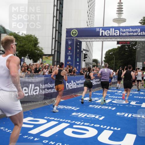 29.06.2025 - hella hamburg halbmarathon Michael Strokosch http://msf.ph/oto/8239262 29.06.2025 10:54:48 Ziel 1125, 1496, 2029, 2561, 3310, 4231, 6587, 7478, 8449, 9227, 10044, 12186, 12489, 13147, 14239, 15389, 15408, 15584, 17231, 17765, 19000 meine-sportfotos.de